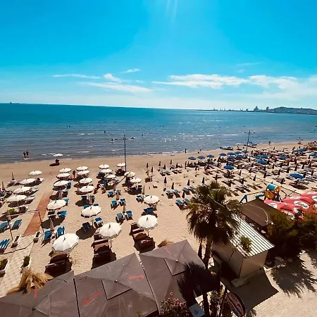 Luxurious Seaside Apartment