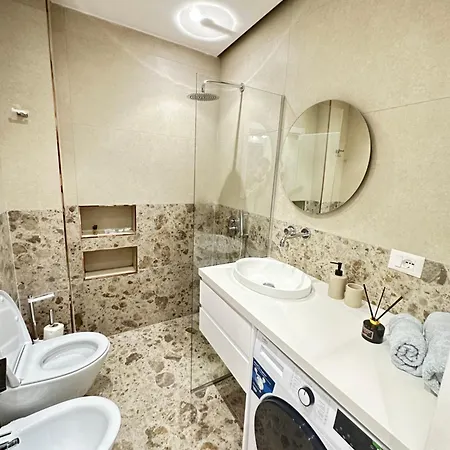 Luxurious Seaside Apartment *